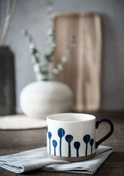 Maisons Du Monde Bols, Tasses Et Mugs Mug En Faïence Blanche Imprimé Tiges Bleues - Lot De 2 -Bols, tasses et mugs Soldes Magasin mug en faience blanche imprime tiges bleues 1000 6 37 207661 2