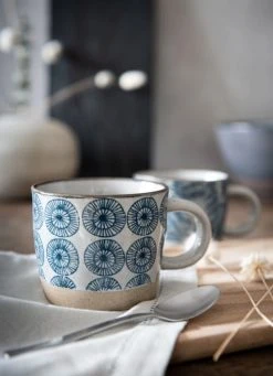 Maisons Du Monde Bols, Tasses Et Mugs Mug En Faïence Blanche Motifs Bleus - Lot De 2 -Bols, tasses et mugs Soldes Magasin mug en faience blanche motifs bleus 1000 5 24 208017 2