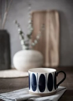 Maisons Du Monde Bols, Tasses Et Mugs Mug En Faïence Blanche Motifs Ovales Bleus - Lot De 2 -Bols, tasses et mugs Soldes Magasin mug en faience blanche motifs ovales bleus 1000 4 35 207659 2